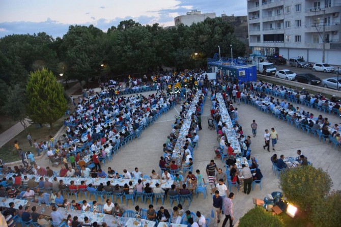 Nusaybin'de yüzlerce kişi iftarda bir araya geldi