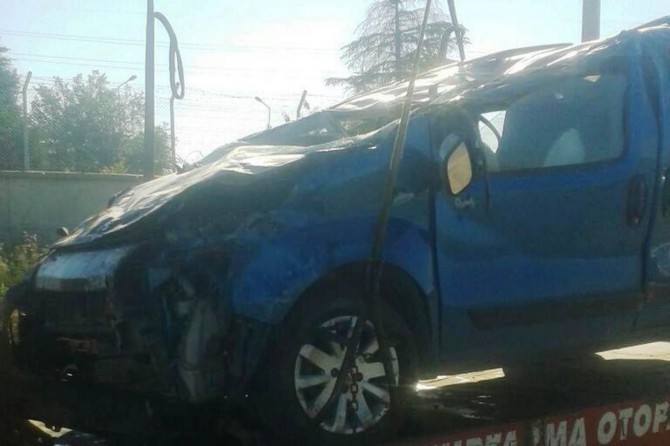 Otomobil dereye düştü: 2 yaralı