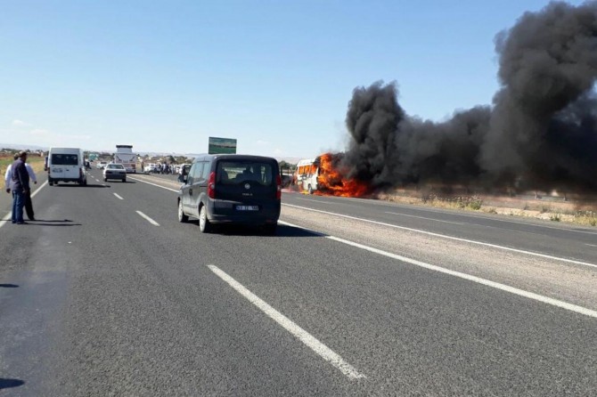 Şanlıurfa-Akçakale Karayolunda yolcu minibüsü aniden alev aldı foto