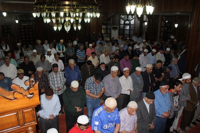 Elazığ İhsaniye Camiinde hatimle teravih namazı geleneğini devam ediyor