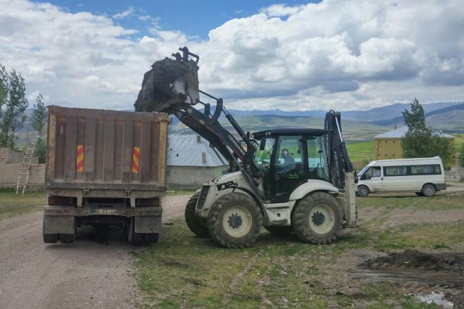 Kırsal mahallelerde biriken çöpler kaldırılıyor