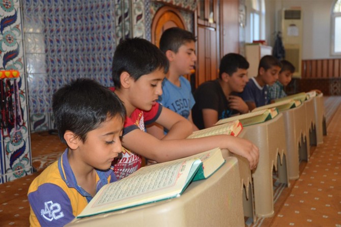 Mukabeleye katılan çocuklar renkli görüntüler oluşturuyor