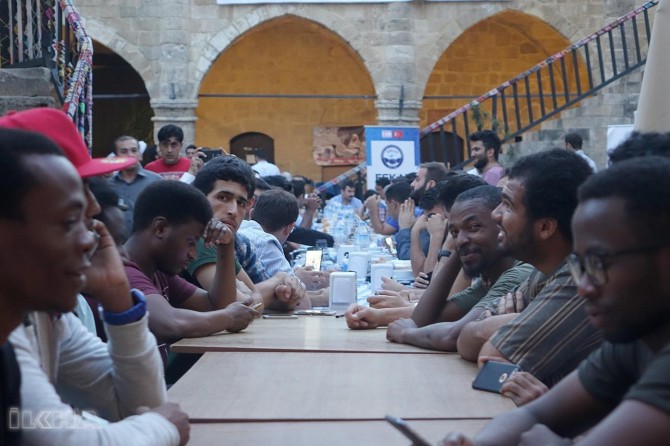 Li Qibrisê ji 50 welatên cûda xortên Misliman di fitarê de hatin bal hev