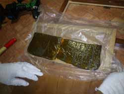 Tavla İçerisinde Afyon Sakızı Torpido Gözünde Altın Yakalandı