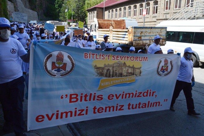 Bitlis'te çocuklar farkındalık oluşturmak için çöp topladı foto