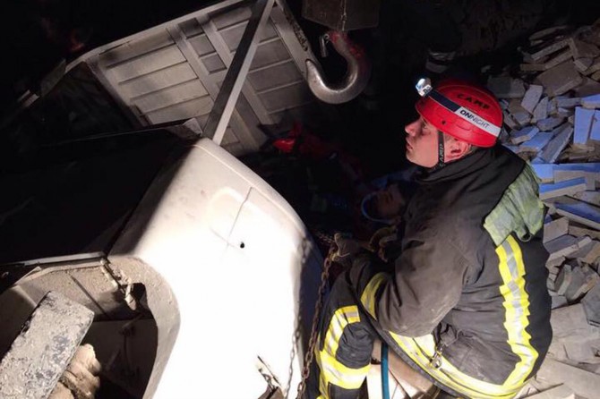 Denizli'de devrilen iş makinesinin altında kalan işçi yaralandı