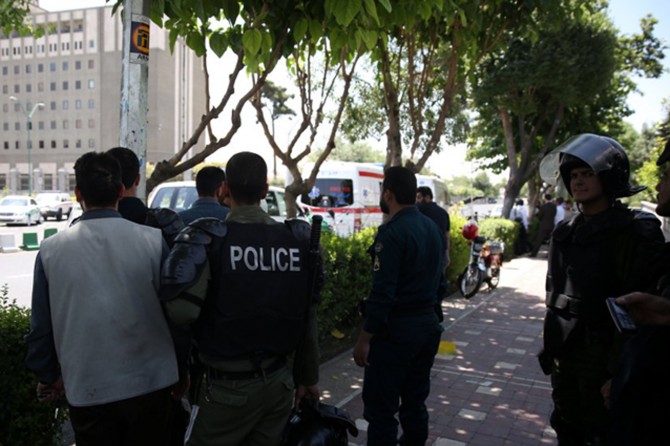 İran Meclisinde canlı bomba kendini patlattı