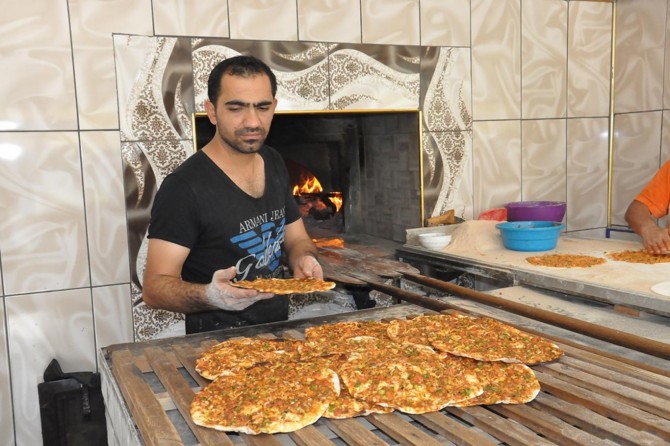 300 derece sıcaklığındaki fırın önünde oruç tutuyoruz