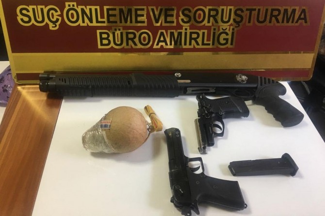 Gaziantep'te silah ve gök bombası ele geçirildi