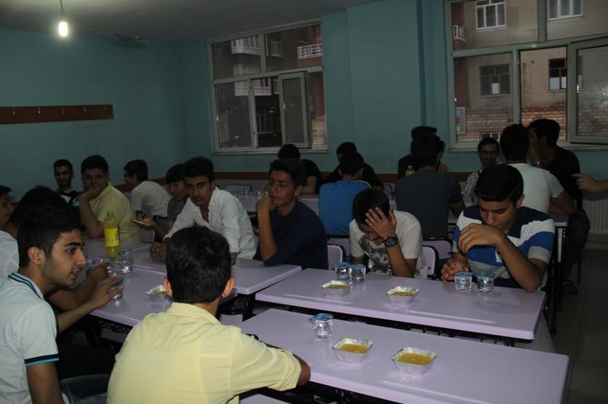 Öğrenci ve veliler iftarda bir araya geldi