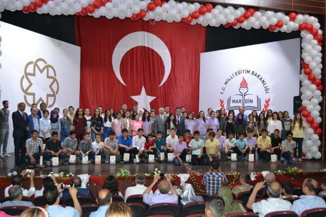 Mardin’de başarılı öğrenciler ödüllendirildi
