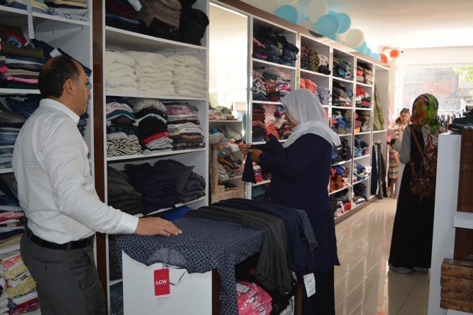 Batman’da ihtiyaç sahibi yüzlerce aile giydirildi