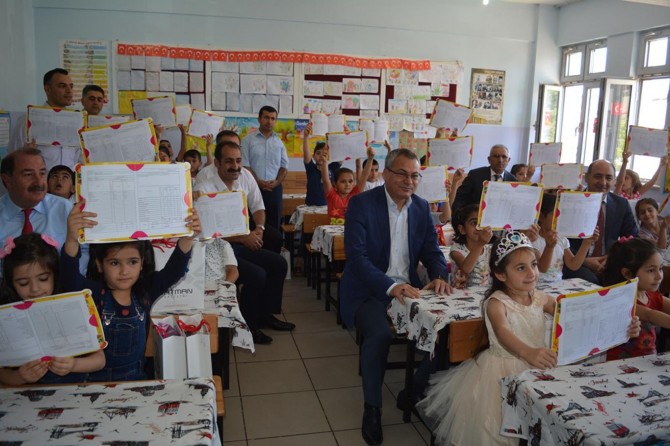 Batman'da öğrenciler karne almanın sevincini yaşadı