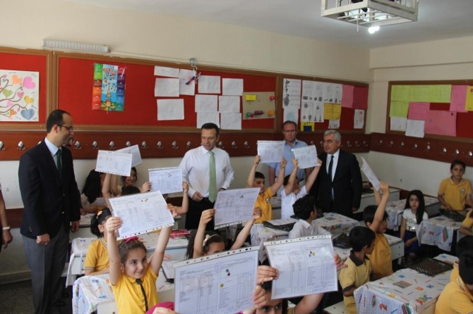 Diyarbakır'da 438 bin 580 öğrenciye karne dağıtıldı