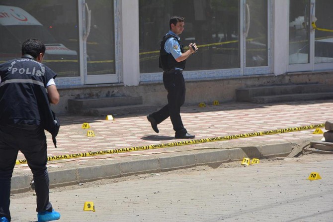 Batman'da silahlı ve bombalı araç saldırıları: 1 ölü 4 yaralı