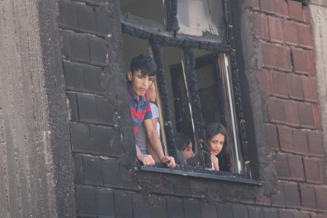 Diyarbakır’da 4 evin çatısında yangın çıktı