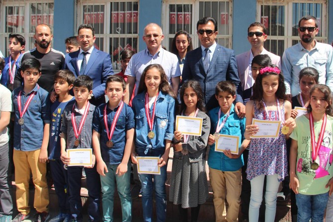 Van’da 312 bin öğrenci karne heyecanı yaşadı