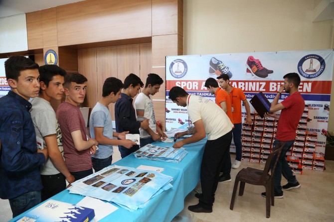 150 bin öğrenciye ayakkabı hediye edildi