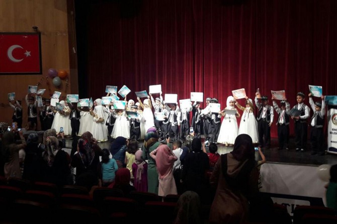 Kur’an'ı hatmeden miniklere diplomaları verildi