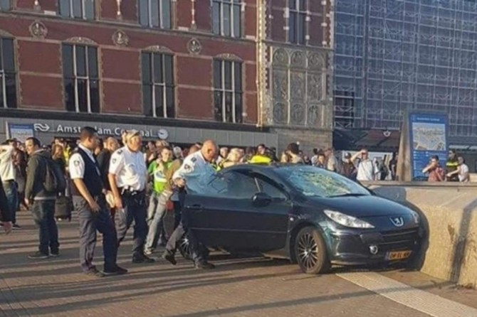 Amsterdam'da araç yayaları ezdi