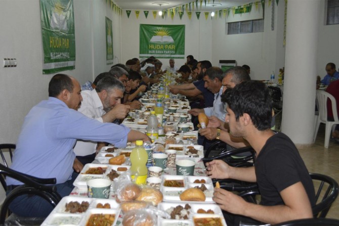 HÜDA PAR Hilvan İlçe Teşkilatından iftar yemeği