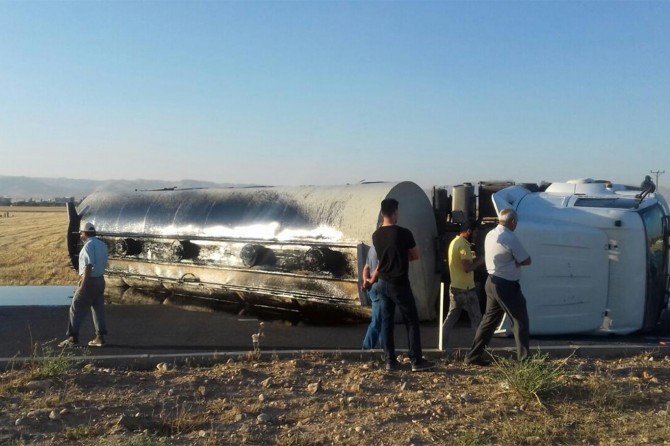 Fuel oil yüklü tanker devrildi: Bir yaralı