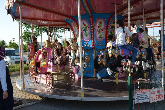 Yetim çocuklar sevindirildi