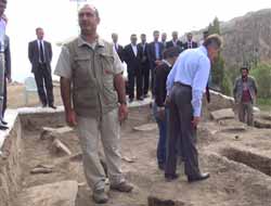 Bakan Günay Van Kalesi'nde Kazıları İnceledi