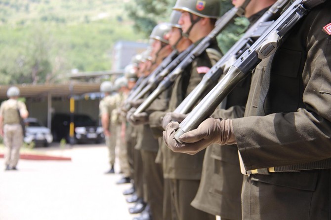 Diyarbakır'da bir asker kaza kurşunuyla hayatını kaybetti