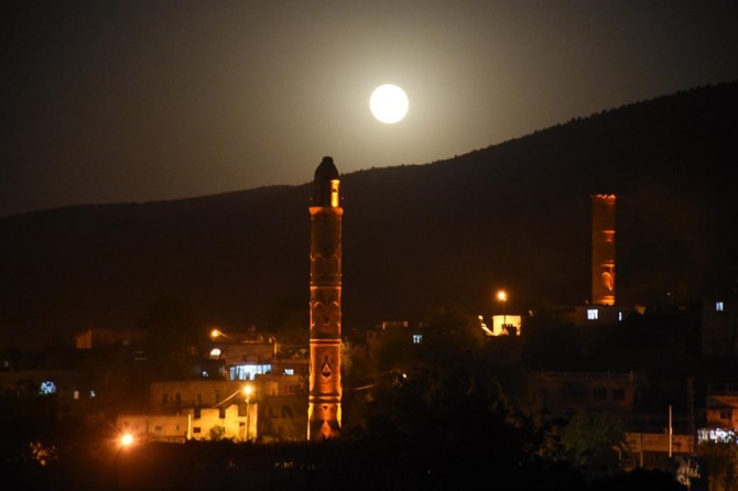 Sulara gömülecek antik kentte kartpostallık gece manzaraları