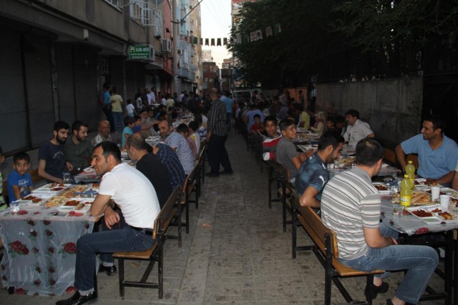 Diyarbakır’da İlim-Der iftarda halkla buluştu