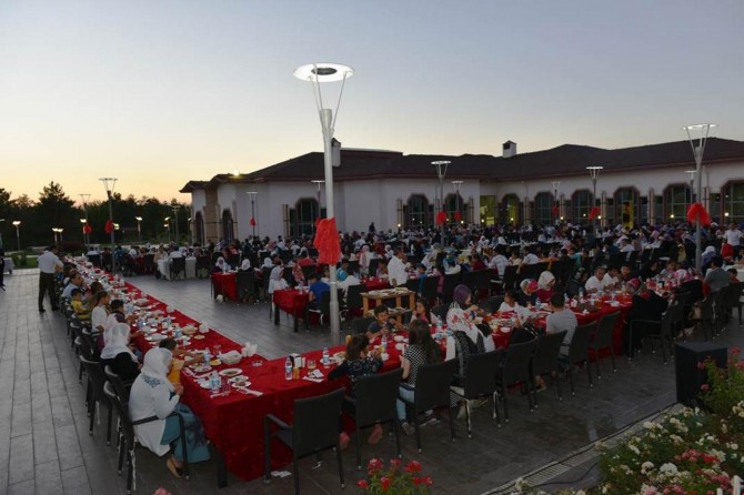 “Yetim bir Peygamberin ümmetiyiz”