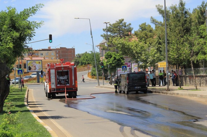 Seyir halindeki minibüs alev aldı
