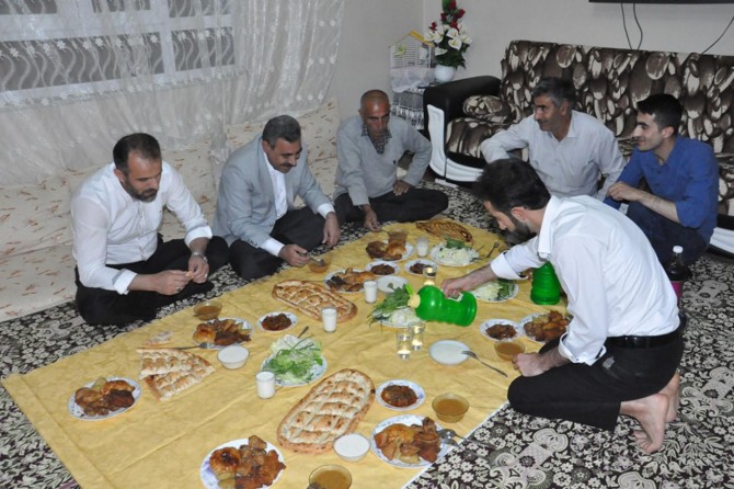 HÜDA PAR fakir ailelerle iftar açıyor