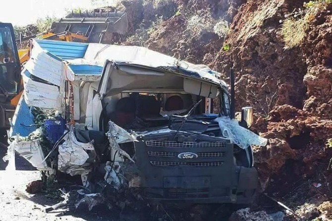 Kamyonet kayalıklara çarptı: Bir ölü