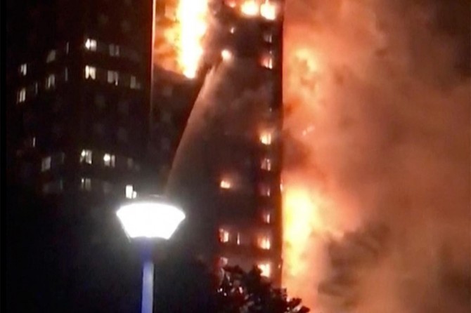 Londra’da 27 katlı binada yangın