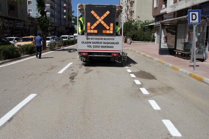 Van'da solmuş yol çizgileri boyanıyor