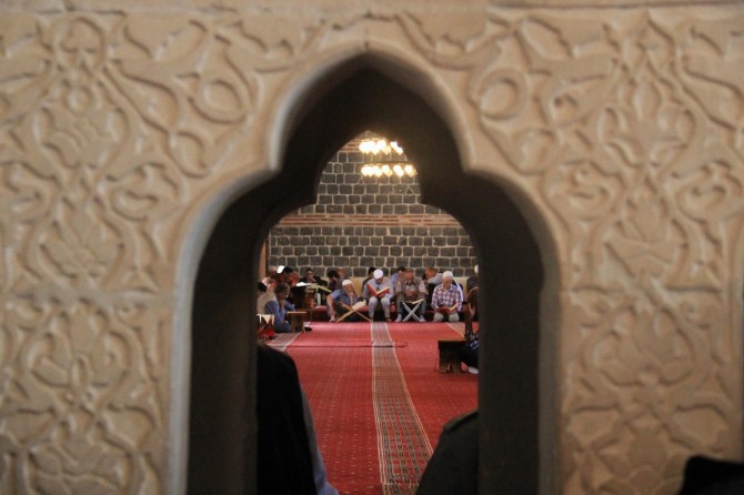 Yaşlılar mukabele halkalarına renk katıyor