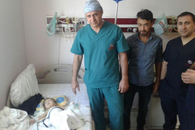 Minik bebeğe böbrek ameliyatı