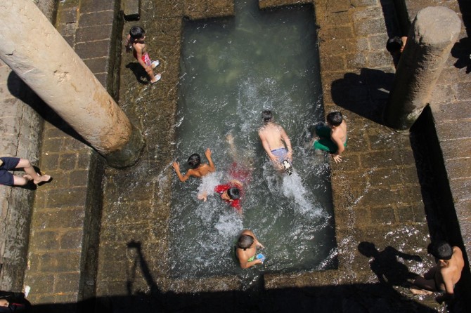 Tarihi Anzele sıcaktan bunalan çocukların mekânı oldu