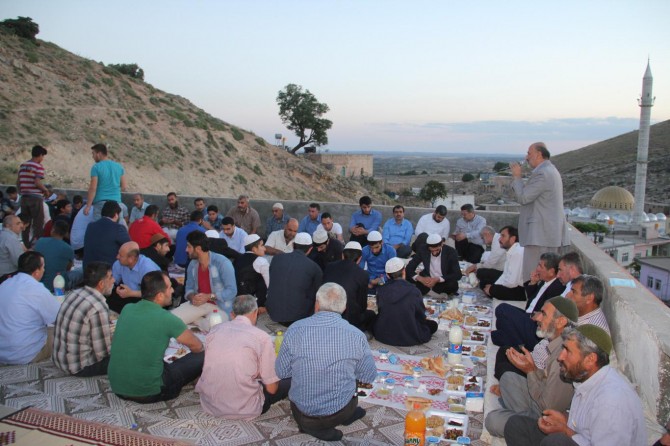HÜDA PAR’dan İçören köyünde iftar yemeği