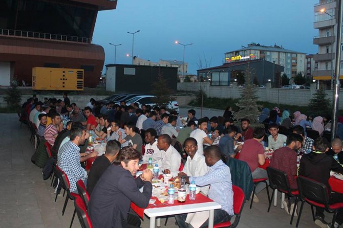 Çeşitli ülkelerden öğrenciler iftarda bir araya geldi