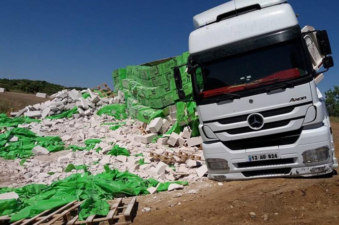 Şantiyeye malzeme taşıyan TIR devrildi