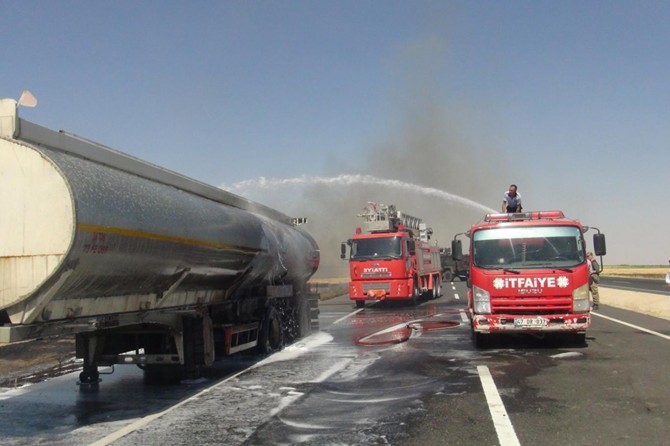 ​Mardin Nusaybin'de ham petrol yüklü tanker alev aldı