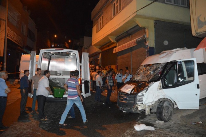 Freni boşalan minibüs sokakta oturanlara çarptı: 3 ölü, 7 yaralı