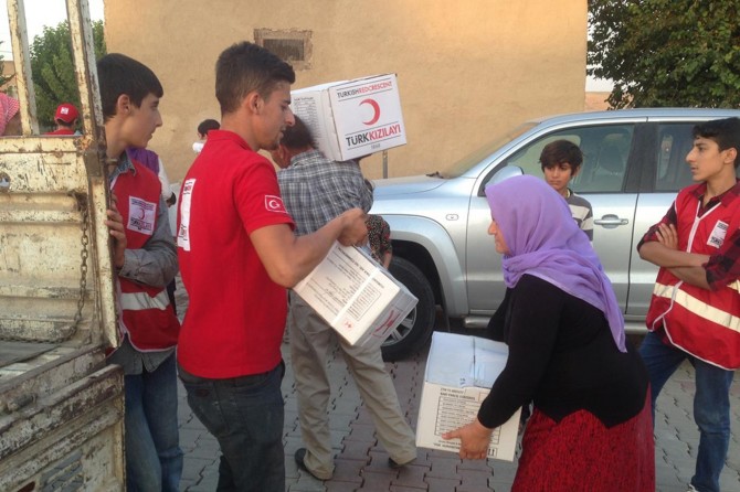 Türk Kızılayından Batman'da yüzlerce aileye gıda kolisi foto