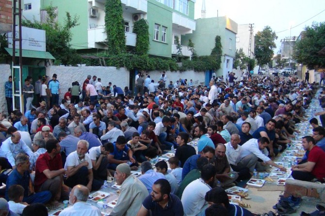HÜDA PAR Çınar ilçe teşkilatı açık alanda iftar yemeği verdi