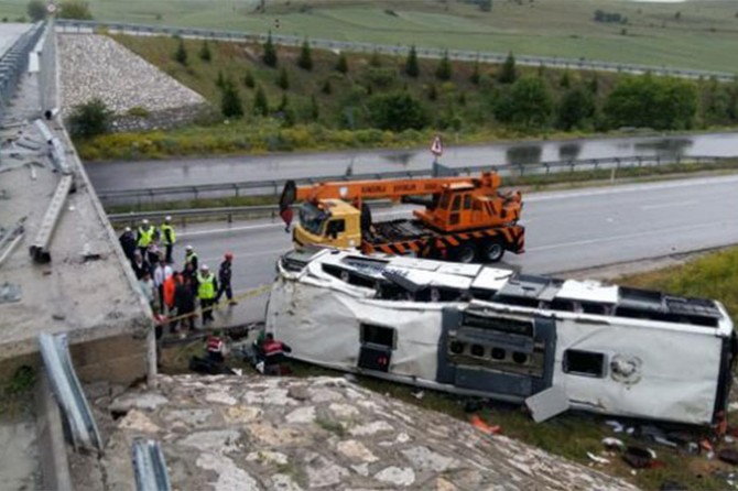 Yolcu otobüsü köprüden uçtu: 48 yaralı