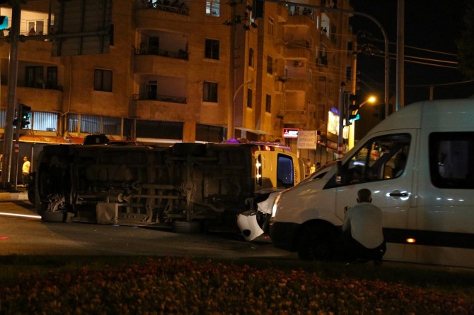 Diyarbakır Şehitlik'te hızını alamayan minibüs devrildi