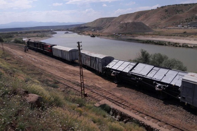 Yük treninin vagonları raydan çıktı